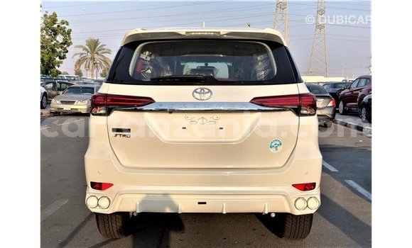 Nunua Imported Toyota Fortuner Nyeupe Gari ndani ya Import - Dubai nchini Arusha Nunua Imported Toyota Fortuner Nyeupe Gari ndani ya Import - Dubai nchini Arusha