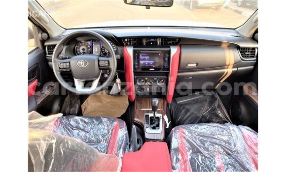Nunua Imported Toyota Fortuner Nyeupe Gari ndani ya Import - Dubai nchini Arusha Nunua Imported Toyota Fortuner Nyeupe Gari ndani ya Import - Dubai nchini Arusha
