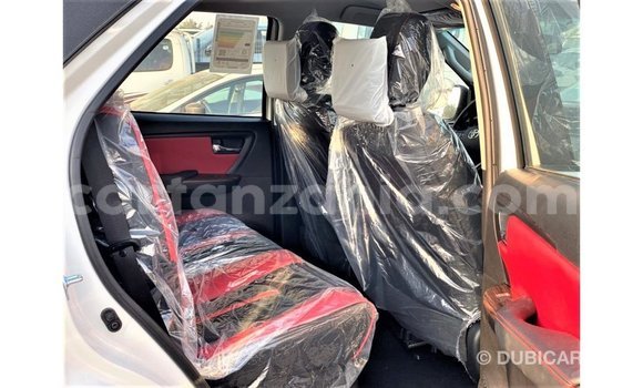 Nunua Imported Toyota Fortuner Nyeupe Gari ndani ya Import - Dubai nchini Arusha Nunua Imported Toyota Fortuner Nyeupe Gari ndani ya Import - Dubai nchini Arusha