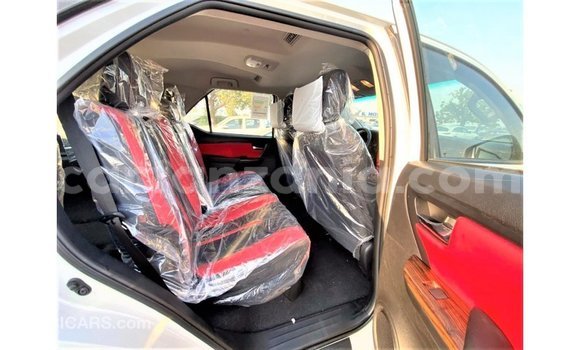 Nunua Imported Toyota Fortuner Nyeupe Gari ndani ya Import - Dubai nchini Arusha Nunua Imported Toyota Fortuner Nyeupe Gari ndani ya Import - Dubai nchini Arusha