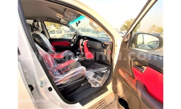 Nunua Imported Toyota Fortuner Nyeupe Gari ndani ya Import - Dubai nchini Arusha Nunua Imported Toyota Fortuner Nyeupe Gari ndani ya Import - Dubai nchini Arusha