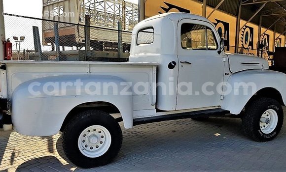 Nunua Imported Ford AEV AMBULANCE Nyeupe Lori ndani ya Import - Dubai nchini Arusha Nunua Imported Ford AEV AMBULANCE Nyeupe Lori ndani ya Import - Dubai nchini Arusha