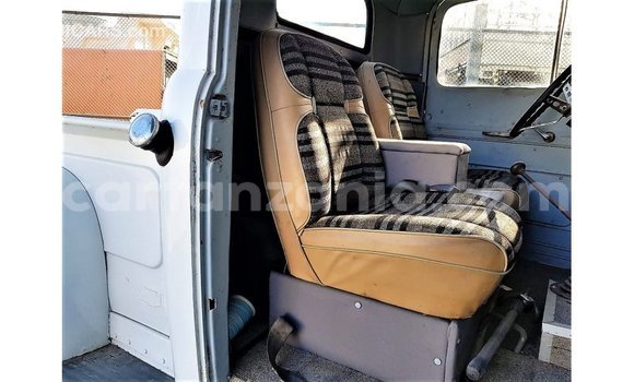 Nunua Imported Ford AEV AMBULANCE Nyeupe Lori ndani ya Import - Dubai nchini Arusha Nunua Imported Ford AEV AMBULANCE Nyeupe Lori ndani ya Import - Dubai nchini Arusha