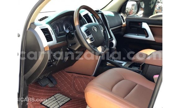 Buy Import Toyota Land Cruiser White Car in Import - Dubai in Arusha Buy Import Toyota Land Cruiser White Car in Import - Dubai in Arusha