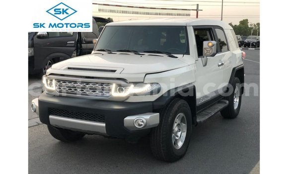 Nunua Imported Toyota FJ Cruiser Nyeupe Gari ndani ya Import - Dubai nchini Arusha Nunua Imported Toyota FJ Cruiser Nyeupe Gari ndani ya Import - Dubai nchini Arusha
