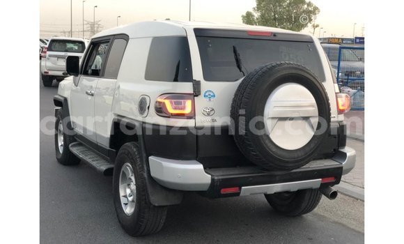 Nunua Imported Toyota FJ Cruiser Nyeupe Gari ndani ya Import - Dubai nchini Arusha Nunua Imported Toyota FJ Cruiser Nyeupe Gari ndani ya Import - Dubai nchini Arusha