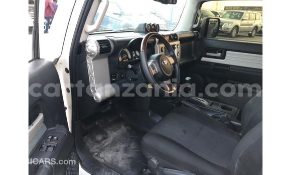 Nunua Imported Toyota FJ Cruiser Nyeupe Gari ndani ya Import - Dubai nchini Arusha Nunua Imported Toyota FJ Cruiser Nyeupe Gari ndani ya Import - Dubai nchini Arusha