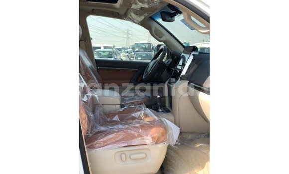 Buy Import Toyota Land Cruiser White Car in Import - Dubai in Arusha Buy Import Toyota Land Cruiser White Car in Import - Dubai in Arusha
