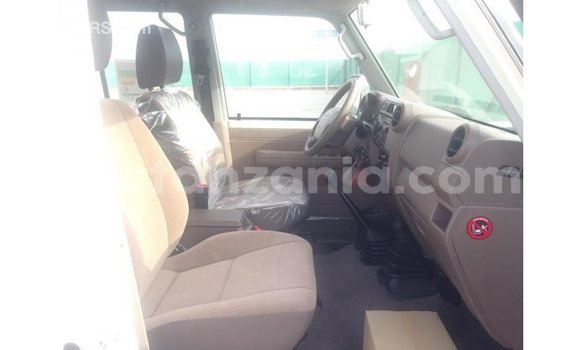 Buy Import Toyota Land Cruiser White Car in Import - Dubai in Arusha Buy Import Toyota Land Cruiser White Car in Import - Dubai in Arusha