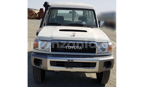 Nunua Imported Toyota Land Cruiser Nyeupe Gari ndani ya Import - Dubai nchini Arusha