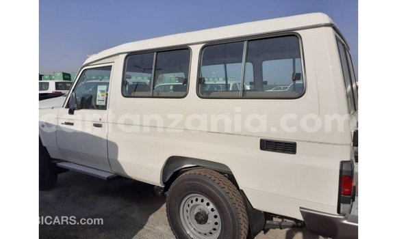 Nunua Imported Toyota Land Cruiser Nyeupe Gari ndani ya Import - Dubai nchini Arusha Nunua Imported Toyota Land Cruiser Nyeupe Gari ndani ya Import - Dubai nchini Arusha
