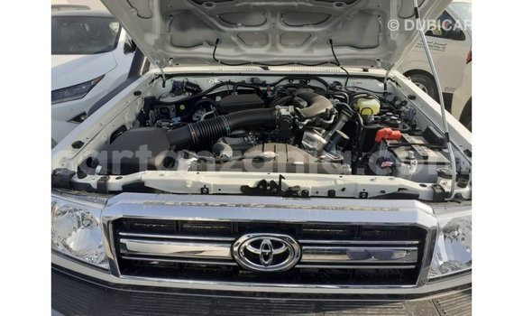 Nunua Imported Toyota Land Cruiser Nyeupe Gari ndani ya Import - Dubai nchini Arusha Nunua Imported Toyota Land Cruiser Nyeupe Gari ndani ya Import - Dubai nchini Arusha
