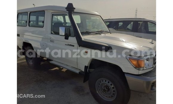 Nunua Imported Toyota Land Cruiser Nyeupe Gari ndani ya Import - Dubai nchini Arusha Nunua Imported Toyota Land Cruiser Nyeupe Gari ndani ya Import - Dubai nchini Arusha
