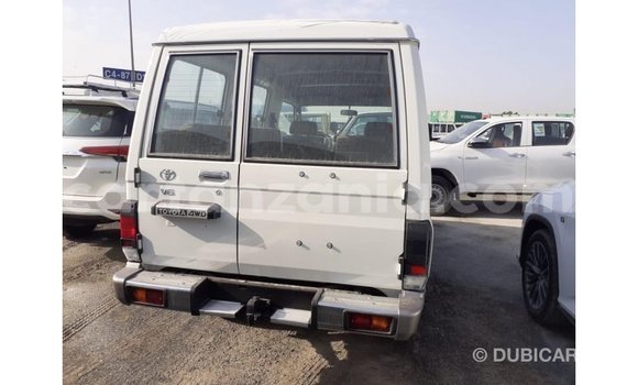 Nunua Imported Toyota Land Cruiser Nyeupe Gari ndani ya Import - Dubai nchini Arusha Nunua Imported Toyota Land Cruiser Nyeupe Gari ndani ya Import - Dubai nchini Arusha