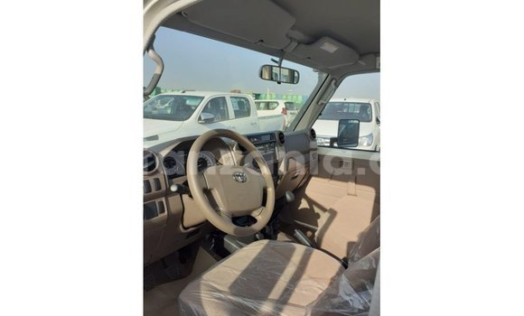 Nunua Imported Toyota Land Cruiser Nyeupe Gari ndani ya Import - Dubai nchini Arusha Nunua Imported Toyota Land Cruiser Nyeupe Gari ndani ya Import - Dubai nchini Arusha