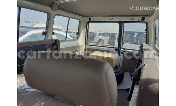 Nunua Imported Toyota Land Cruiser Nyeupe Gari ndani ya Import - Dubai nchini Arusha Nunua Imported Toyota Land Cruiser Nyeupe Gari ndani ya Import - Dubai nchini Arusha
