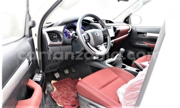 Nunua Imported Toyota Hilux Nyeupe Gari ndani ya Import - Dubai nchini Arusha Nunua Imported Toyota Hilux Nyeupe Gari ndani ya Import - Dubai nchini Arusha