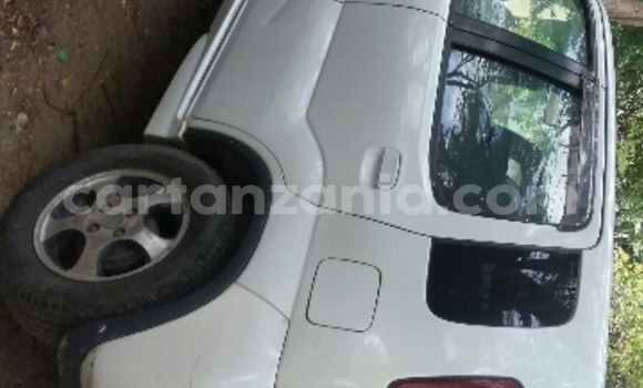 Buy Used Suzuki Swift White Car in Dar es Salaam in Dar es Salaam