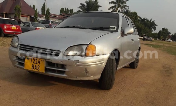 Nunua Ilio tumika Toyota Starlet Fedha Gari ndani ya Dar es Salaam nchini Dar es Salaam