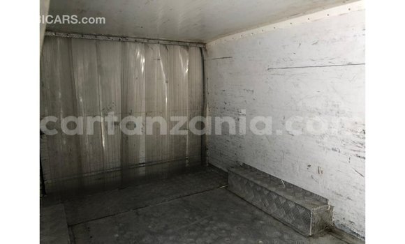 Nunua Imported Toyota Hiace Nyeupe Gari ndani ya Import - Dubai nchini Arusha Nunua Imported Toyota Hiace Nyeupe Gari ndani ya Import - Dubai nchini Arusha