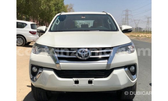 Nunua Imported Toyota Fortuner Nyeupe Gari ndani ya Import - Dubai nchini Arusha Nunua Imported Toyota Fortuner Nyeupe Gari ndani ya Import - Dubai nchini Arusha