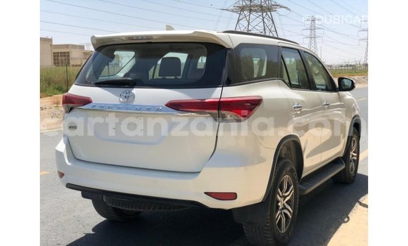 Nunua Imported Toyota Fortuner Nyeupe Gari ndani ya Import - Dubai nchini Arusha Nunua Imported Toyota Fortuner Nyeupe Gari ndani ya Import - Dubai nchini Arusha