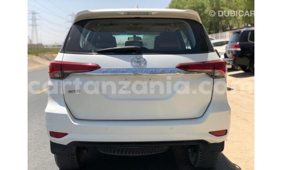 Nunua Imported Toyota Fortuner Nyeupe Gari ndani ya Import - Dubai nchini Arusha Nunua Imported Toyota Fortuner Nyeupe Gari ndani ya Import - Dubai nchini Arusha