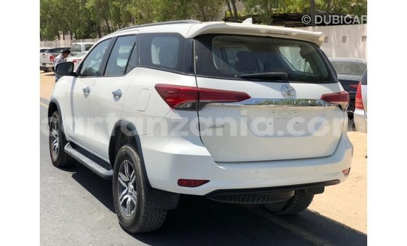 Nunua Imported Toyota Fortuner Nyeupe Gari ndani ya Import - Dubai nchini Arusha Nunua Imported Toyota Fortuner Nyeupe Gari ndani ya Import - Dubai nchini Arusha