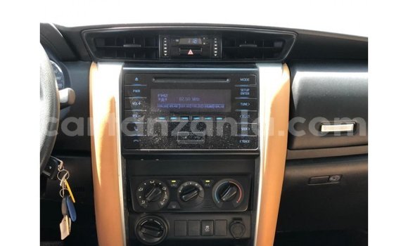 Nunua Imported Toyota Fortuner Nyeupe Gari ndani ya Import - Dubai nchini Arusha Nunua Imported Toyota Fortuner Nyeupe Gari ndani ya Import - Dubai nchini Arusha