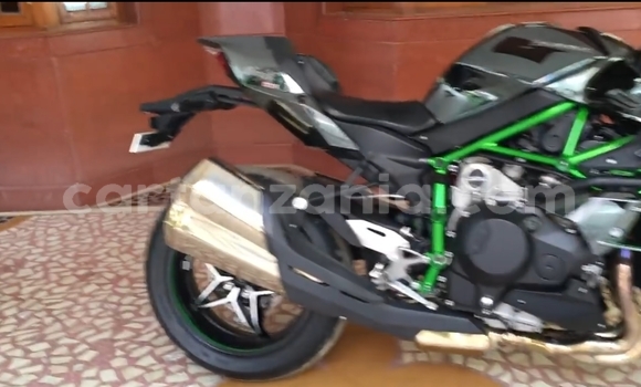 Nunua Ilio tumika Kawasaki Ninja Nyeupe Bike ndani ya Dar es Salaam nchini Dar es Salaam Nunua Ilio tumika Kawasaki Ninja Nyeupe Bike ndani ya Dar es Salaam nchini Dar es Salaam