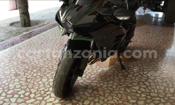 Nunua Ilio tumika Kawasaki Ninja Nyeupe Bike ndani ya Dar es Salaam nchini Dar es Salaam Nunua Ilio tumika Kawasaki Ninja Nyeupe Bike ndani ya Dar es Salaam nchini Dar es Salaam