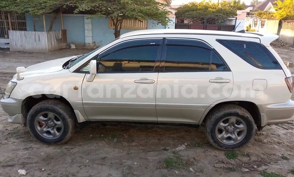 Buy Used Toyota Harrier White Car in Arusha in Arusha