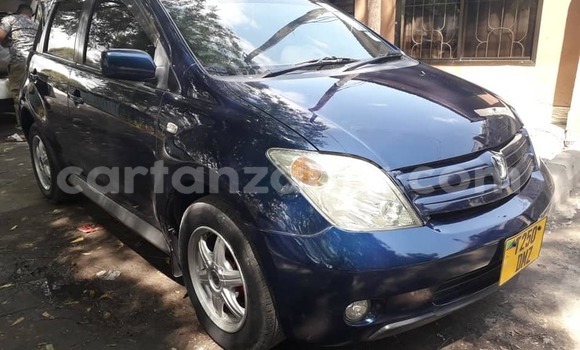 Nunua Ilio tumika Toyota IST Bluu Gari ndani ya Dar es Salaam nchini Dar es Salaam