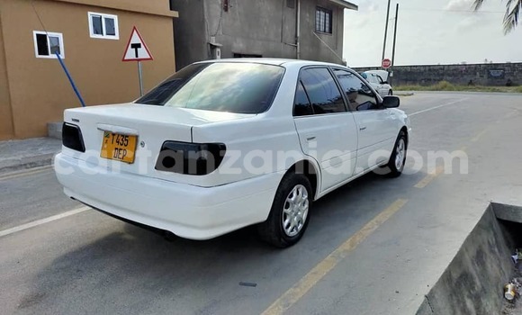 Nunua Ilio tumika Toyota Carina Nyeupe Gari ndani ya Dar es Salaam nchini Dar es Salaam