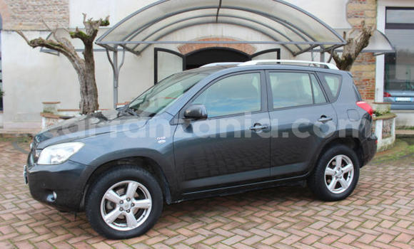 Nunua Ilio tumika Toyota RAV4 Nyeusi Gari ndani ya Dar es Salaam nchini Dar es Salaam