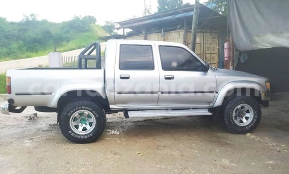 Nunua Ilio tumika Toyota Hilux Fedha Gari ndani ya Dar es Salaam nchini Dar es Salaam