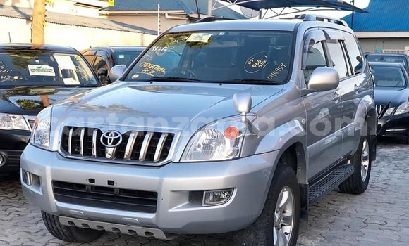 Nunua Ilio tumika Toyota Land Cruiser Prado Fedha Gari ndani ya Dar es Salaam nchini Dar es Salaam