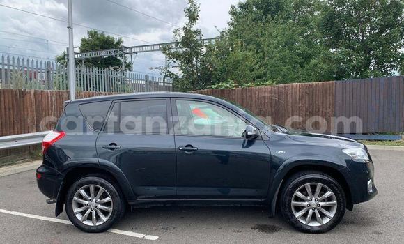 Nunua Ilio tumika Toyota RAV4 Nyeusi Gari ndani ya Dar es Salaam nchini Dar es Salaam