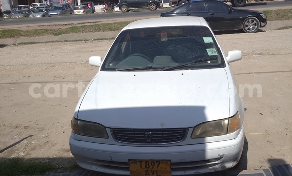 Nunua Ilio tumika Toyota Corolla Nyeupe Gari ndani ya Dar es Salaam nchini Dar es Salaam