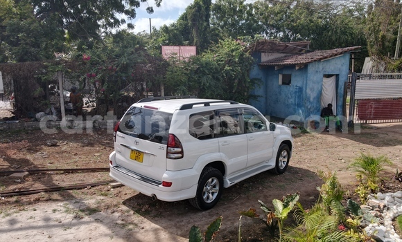 Nunua Ilio tumika Toyota Land Cruiser Prado Nyeupe Gari ndani ya Ilala nchini Dar es Salaam