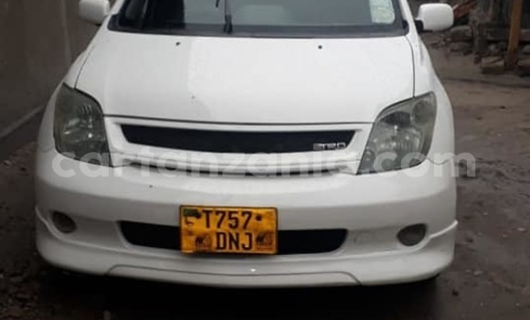 Nunua Ilio tumika Toyota IST Nyeupe Gari ndani ya Dar es Salaam nchini Dar es Salaam