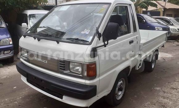 Nunua Ilio tumika Toyota Town Ace Nyeupe Gari ndani ya Dar es Salaam nchini Dar es Salaam