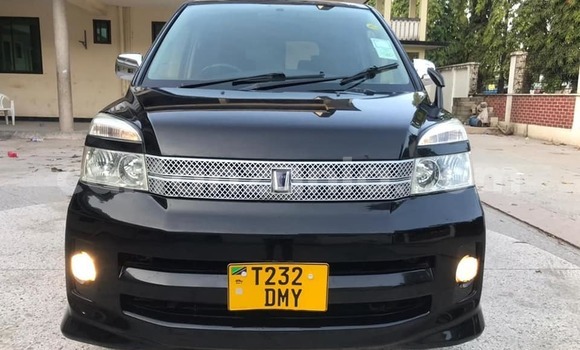 Nunua Ilio tumika Toyota Voxy Nyeusi Gari ndani ya Dar es Salaam nchini Dar es Salaam