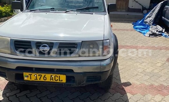 Nunua Ilio tumika Nissan Hardbody Nyeupe Gari ndani ya Dar es Salaam nchini Dar es Salaam