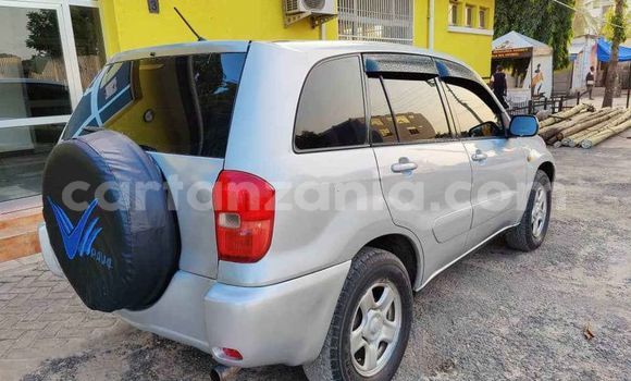 Nunua Ilio tumika Toyota RAV4 Fedha Gari ndani ya Dar es Salaam nchini Dar es Salaam
