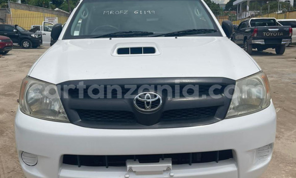 Nunua Imported Toyota Hilux Nyeupe Gari ndani ya Dar es Salaam nchini Dar es Salaam