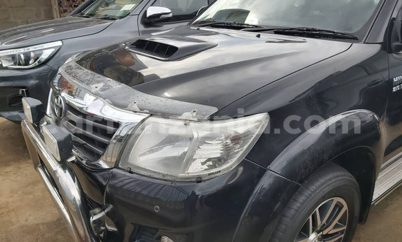 Nunua Imported Toyota Hilux Nyeusi Gari ndani ya Dar es Salaam nchini Dar es Salaam