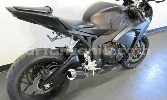 Nunua Imported Honda CBR 1000 RR Nyeusi Bike ndani ya Busega nchini Simiyu Nunua Imported Honda CBR 1000 RR Nyeusi Bike ndani ya Busega nchini Simiyu