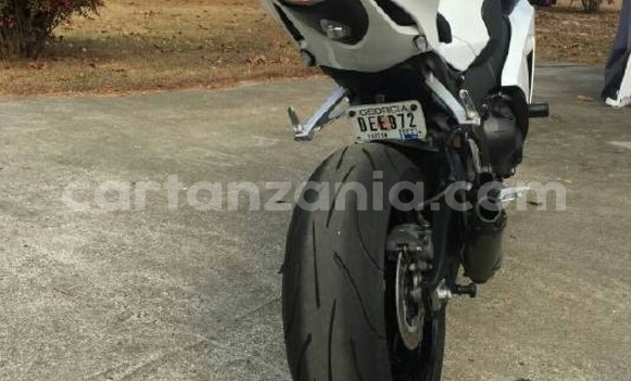 Nunua Ilio tumika Honda CBR 1000 RR Nyeupe Bike ndani ya Bagamoyo nchini Pwani Nunua Ilio tumika Honda CBR 1000 RR Nyeupe Bike ndani ya Bagamoyo nchini Pwani