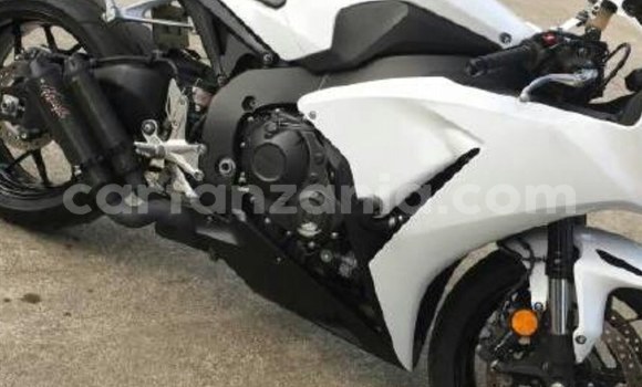 Nunua Ilio tumika Honda CBR 1000 RR Nyeupe Bike ndani ya Bagamoyo nchini Pwani Nunua Ilio tumika Honda CBR 1000 RR Nyeupe Bike ndani ya Bagamoyo nchini Pwani
